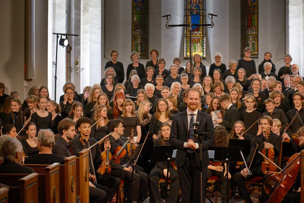 @david dawson. 170 sangere i Grønland kirke, med dirigent Jon Berg Eriksen i forgrunnen